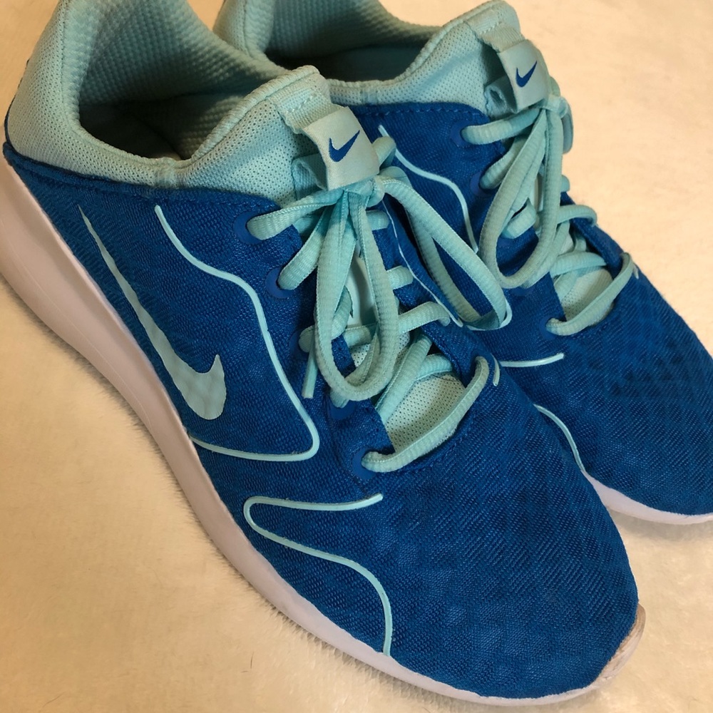 Blue & teal Nike women’s sneaker